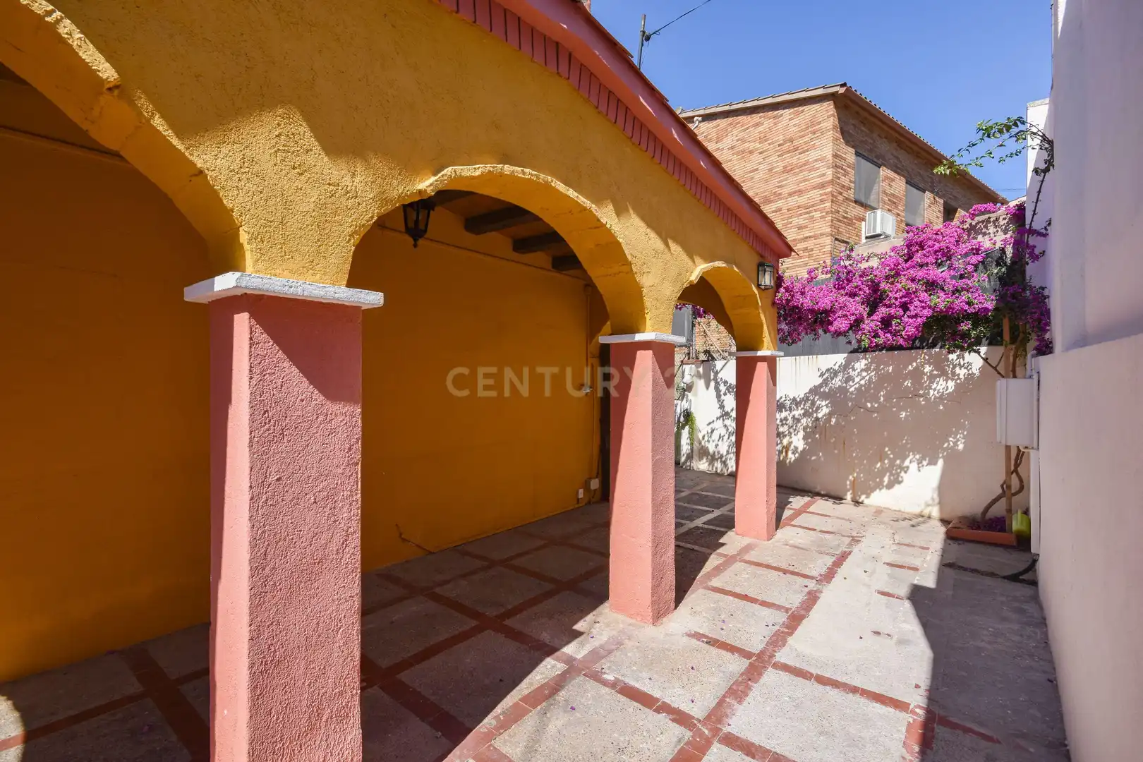 Exterior view of Houses for sale in Sant Vicenç Dels Horts  with Air Conditioner, Private garden and Storage room