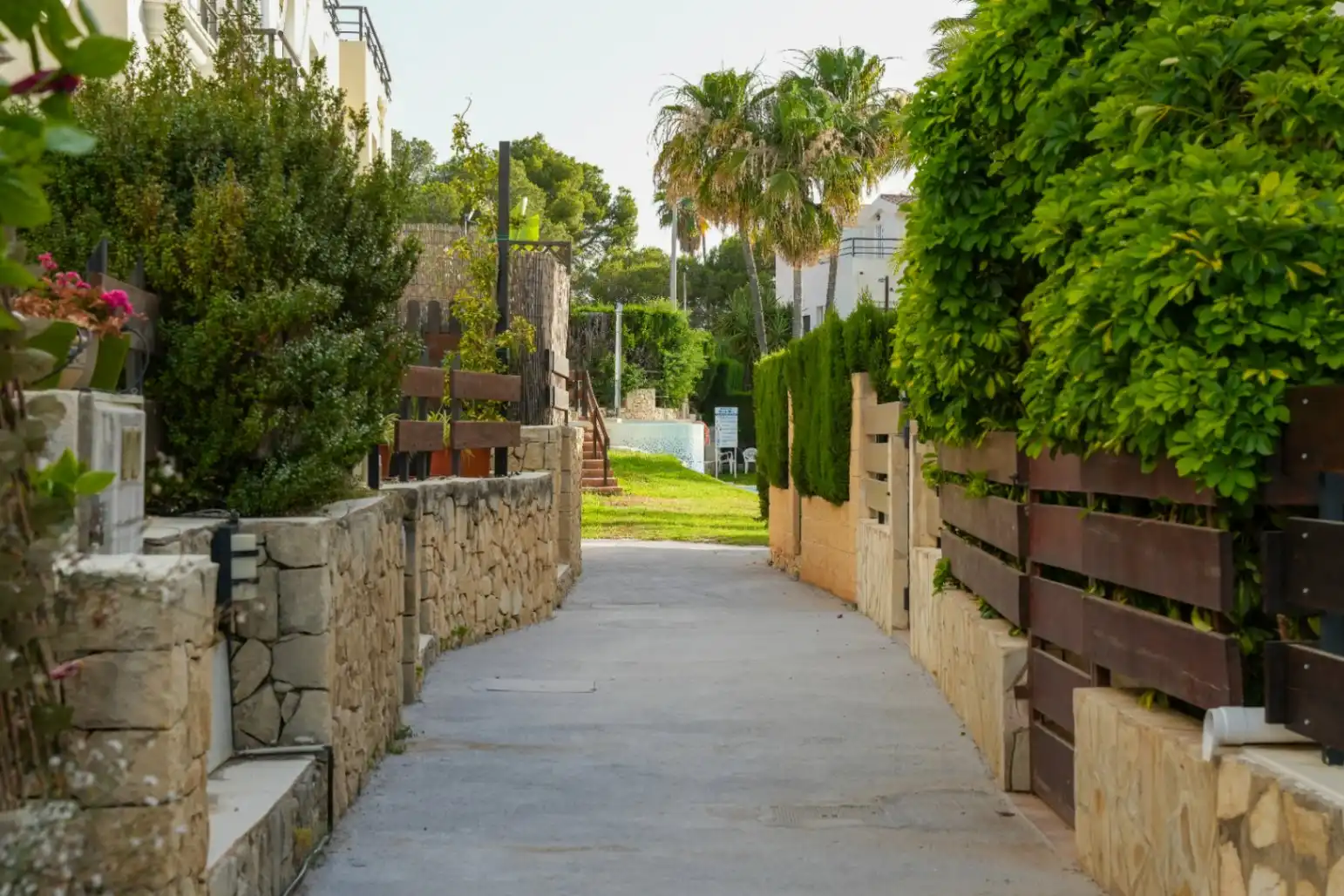 Außenansicht von Einfamilien-Reihenhaus zum Verkauf in L'Alfàs del Pi mit Klimaanlage, Heizung und Privatgarten