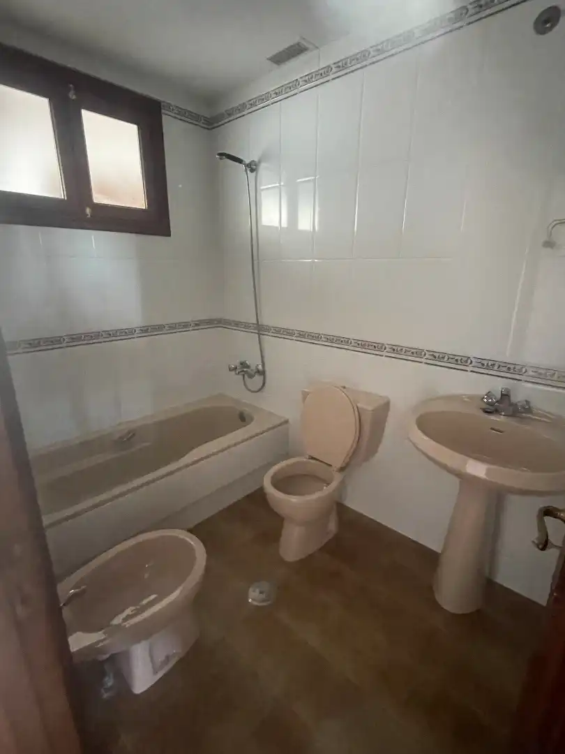 Badezimmer von Wohnung zur Miete in O Carballiño   mit Parkett, Terrasse und Ofen