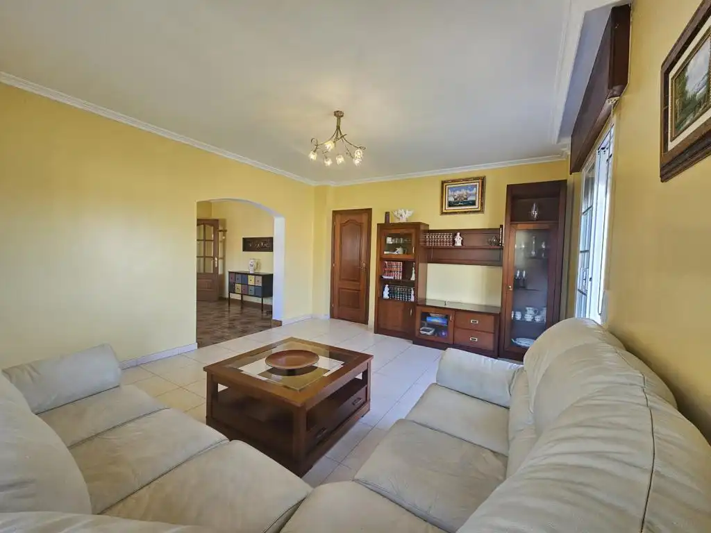 Sala d'estar de Casa o xalet en venda en Boiro amb Calefacció, Jardí privat i Parquet