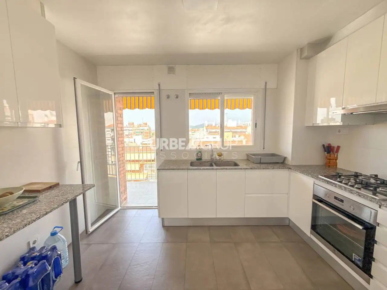 Vista exterior de Piso en venta en Terrassa con Calefacción, Parquet y Terraza