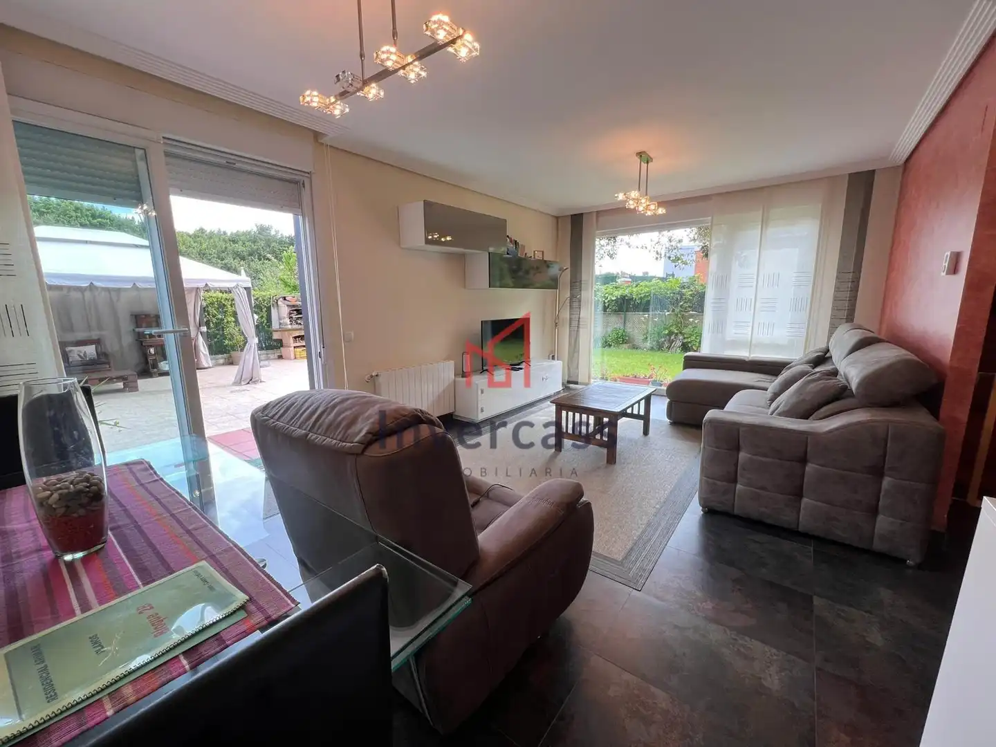 Sala de estar de Casa adosada en venta en Castro-Urdiales con Calefacción, Jardín privado y Terraza