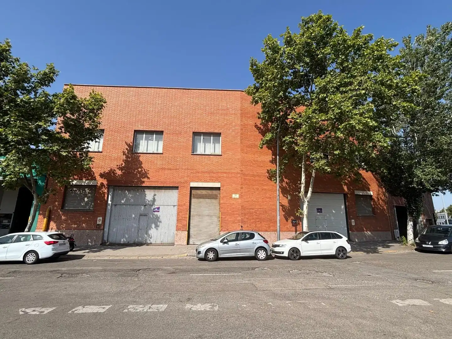 Außenansicht von Fabrikhallen zum Verkauf in Badalona