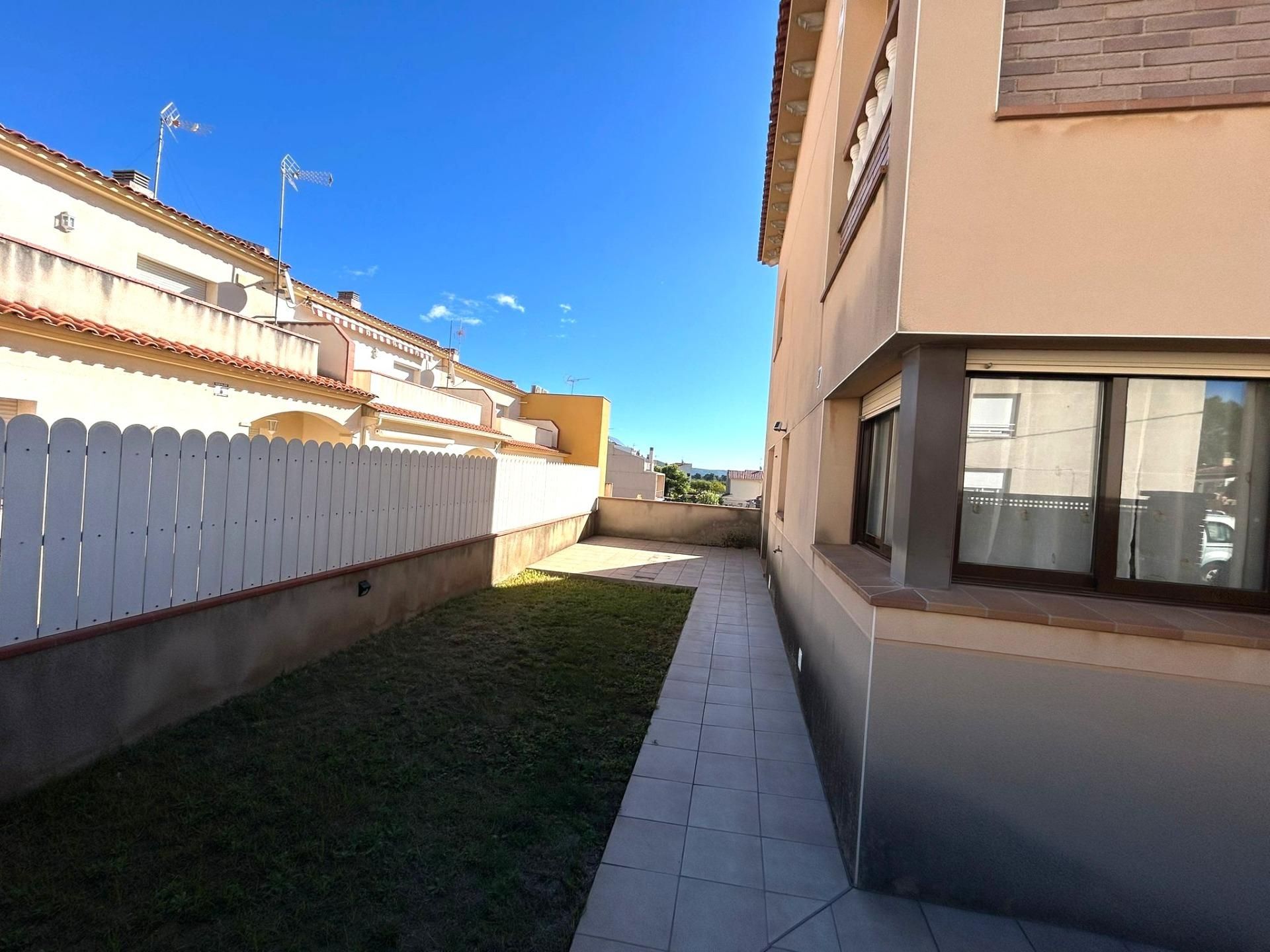 Vista exterior de Casa adosada de lloguer en Banyeres del Penedès amb Calefacció, Jardí privat i Terrassa