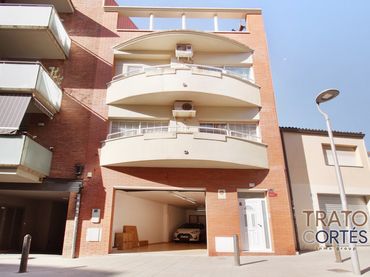 Maison jumelée avec balcon à vendre à Plaça Magdalena Trias 10