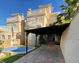 Vista exterior de Casa o xalet en venda en Torrevieja amb Aire condicionat, Terrassa i Piscina