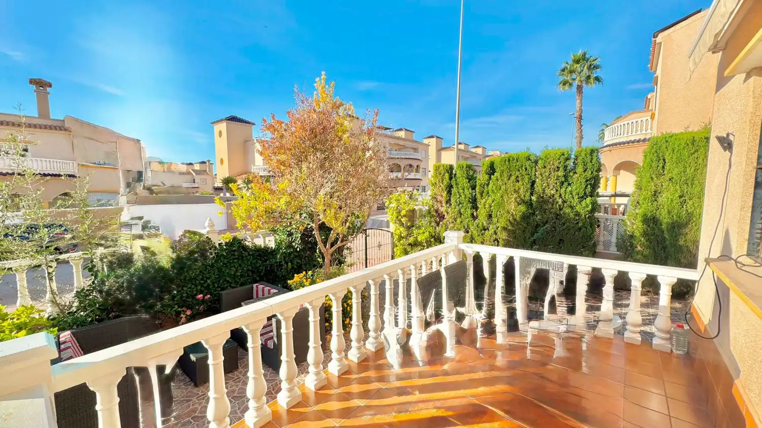 Vista exterior de Casa adosada en venda en Orihuela amb Jardí privat, Terrassa i Piscina comunitària