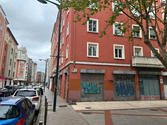 Local comercial en Venta en Calle de Villarcayo en Los Vadillos - R. Sanitaria - Pozanos