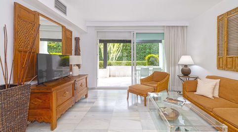 A tan solo 100 metros del mar, en una de las direcciones más codiciadas de Puerto Banús, se encuentra este exclusivo apartamento q, imatge 4