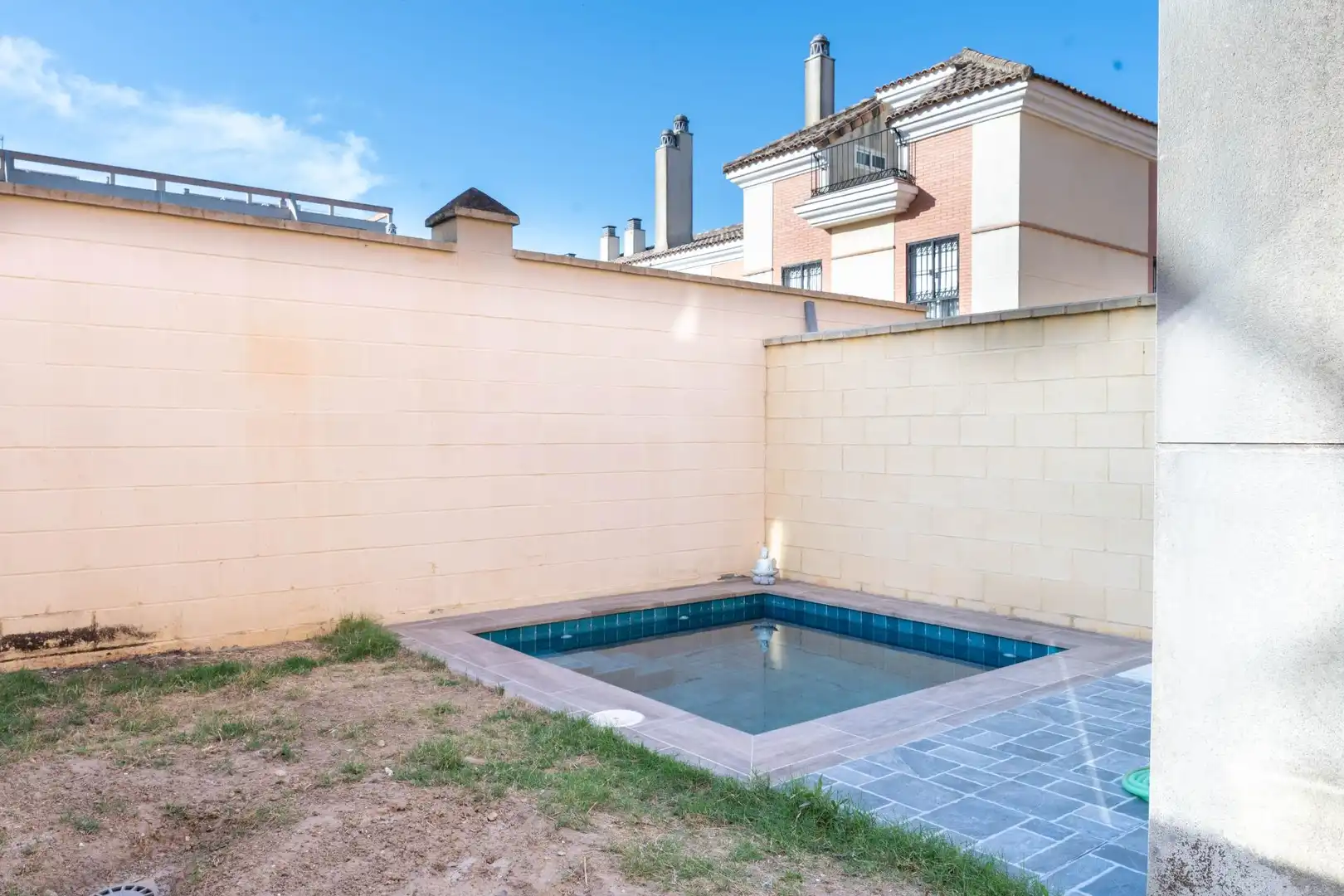 Piscina de Casa adosada en venda en San Juan de Aznalfarache amb Aire condicionat, Jardí privat i Terrassa