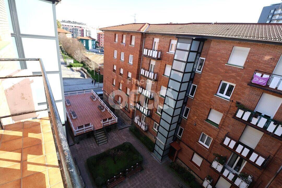Vista exterior de Pis en venda en Santurtzi  amb Calefacció, Jardí privat i Moblat