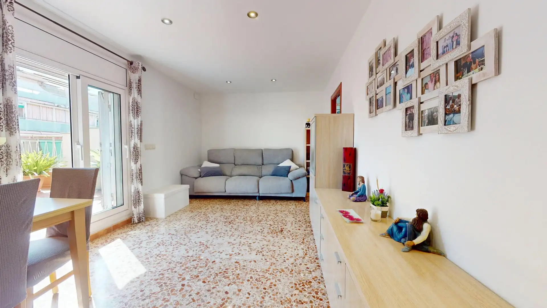 Sala d'estar de Àtic en venda en L'Hospitalet de Llobregat amb Aire condicionat, Terrassa i Traster
