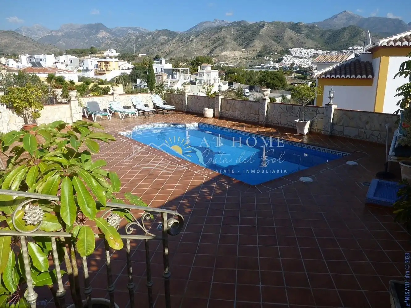 Piscina de Casa o chalet en venta en Nerja con Aire acondicionado, Calefacción y Jardín privado