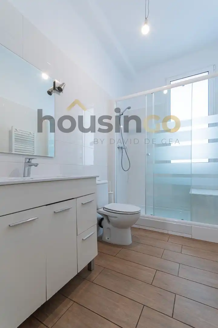 Bathroom of Office for rent in Madrid  with Air Conditioner, Heating and Balcony