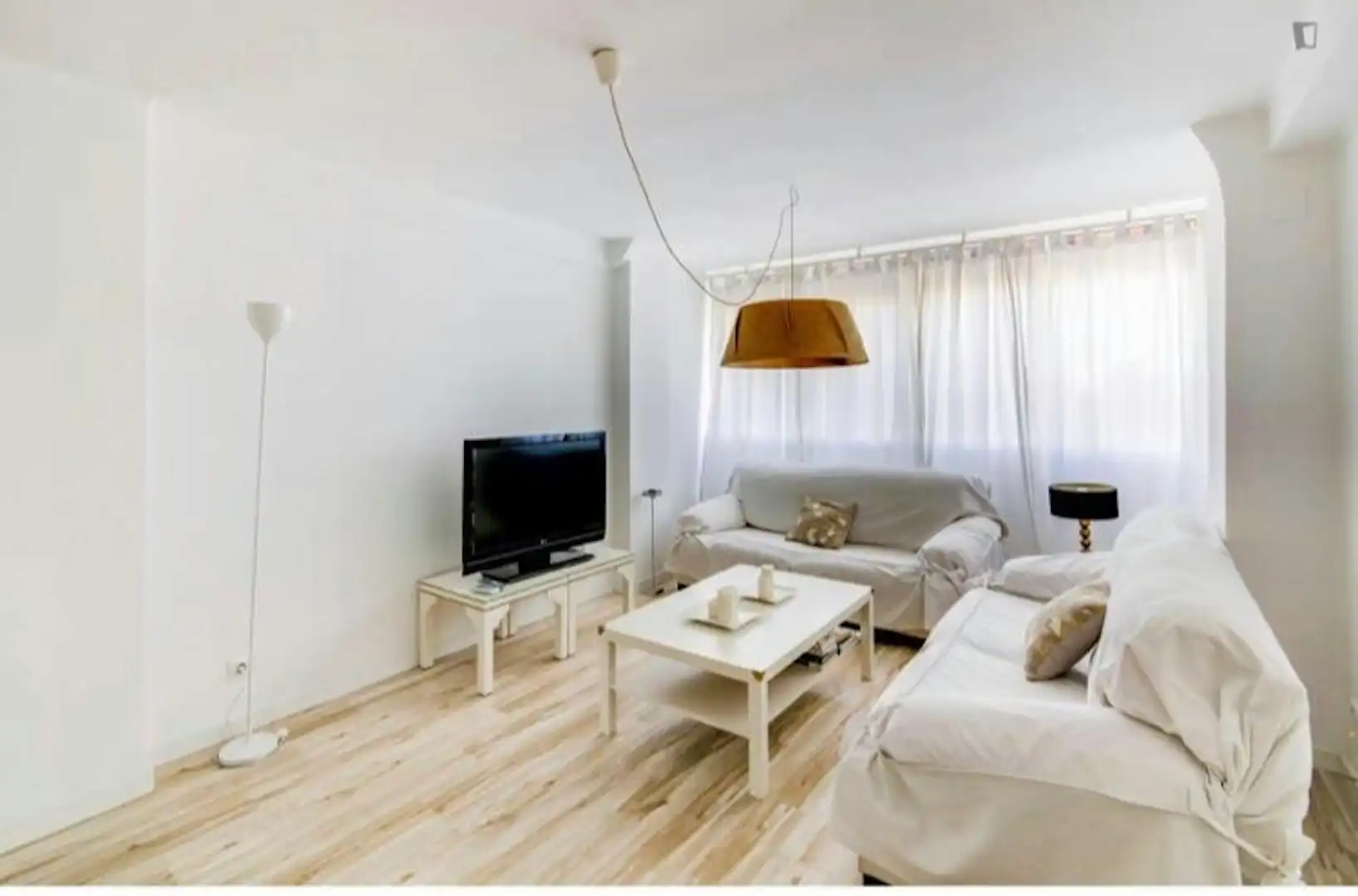 Sala d'estar de Pis de lloguer en Valencia amb Aire condicionat, Calefacció i Moblat