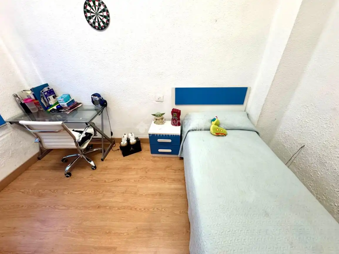 Schlafzimmer von Einfamilien-Reihenhaus zum Verkauf in Paterna mit Klimaanlage, Privatgarten und Abstellraum