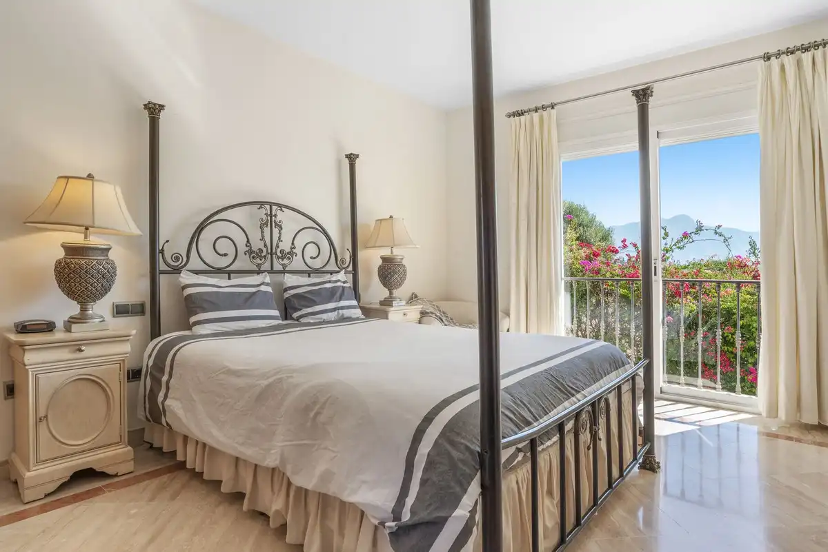 Dormitori de Casa o xalet en venda en Benahavís amb Aire condicionat, Jardí privat i Terrassa