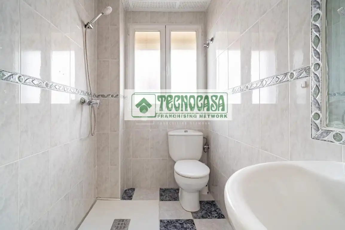 Bathroom of Flat for sale in Granada  with Air Conditioner, Heating and Terrace