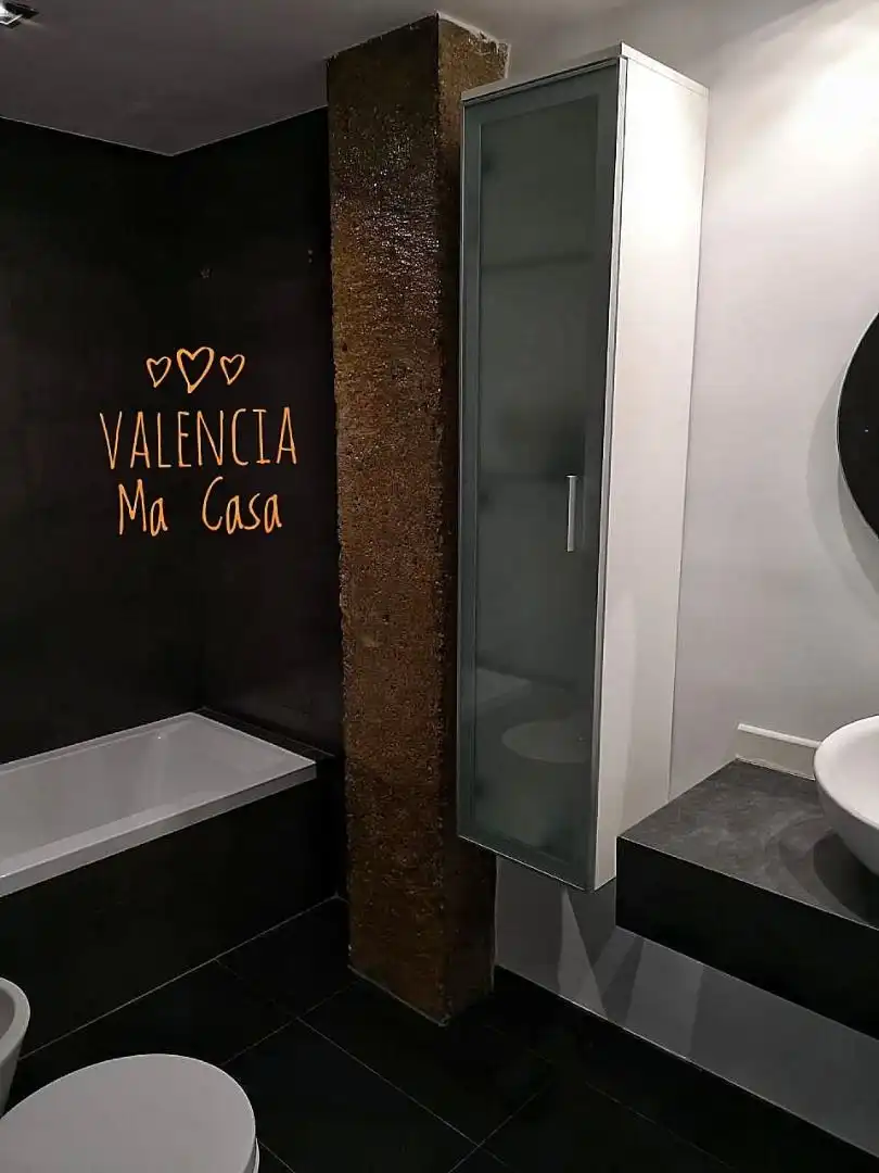 Bathroom of Flat for rent in Valencia  with Air Conditioner, Heating and Furnished