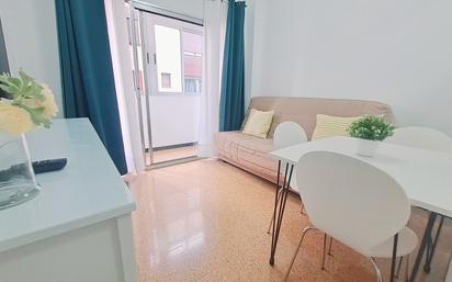 Dormitori de Apartament de lloguer en Las Palmas de Gran Canaria amb Moblat, Rentadora i TV
