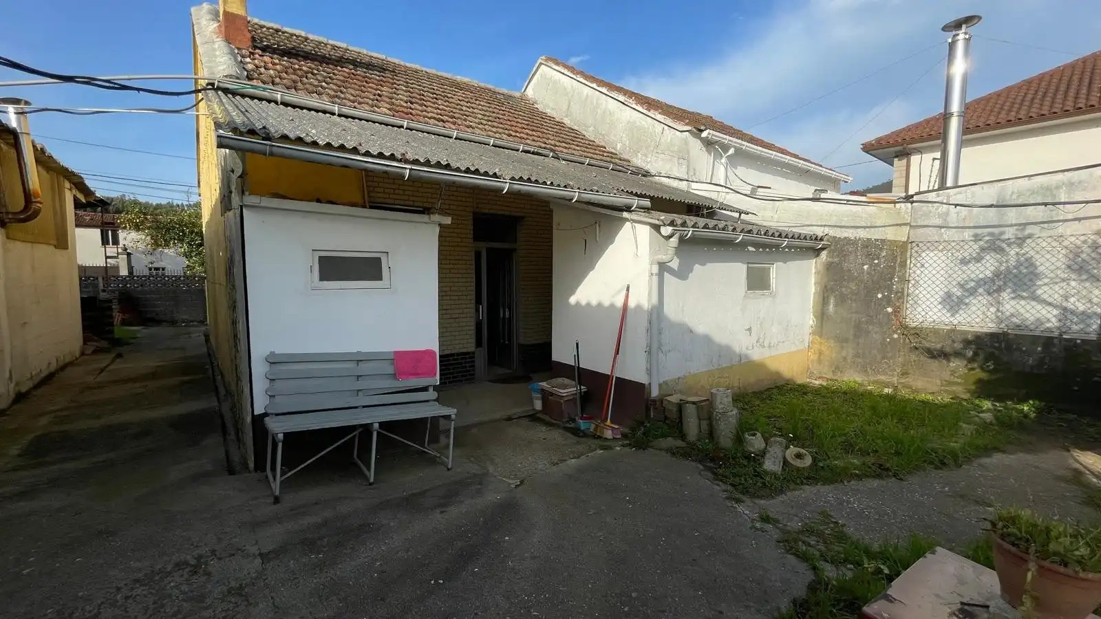 Vista exterior de Casa o xalet en venda en Narón amb Calefacció, Jardí privat i Traster
