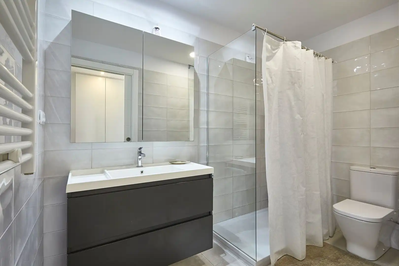 Badezimmer von Wohnung zum Verkauf in Barcelona mit Klimaanlage, Parkett und Ofen