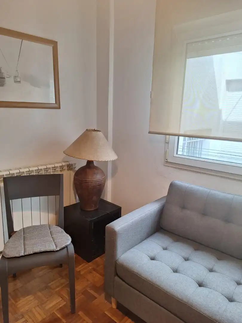 Sala d'estar de Pis de lloguer en Gijón  amb Calefacció, Parquet i Balcó