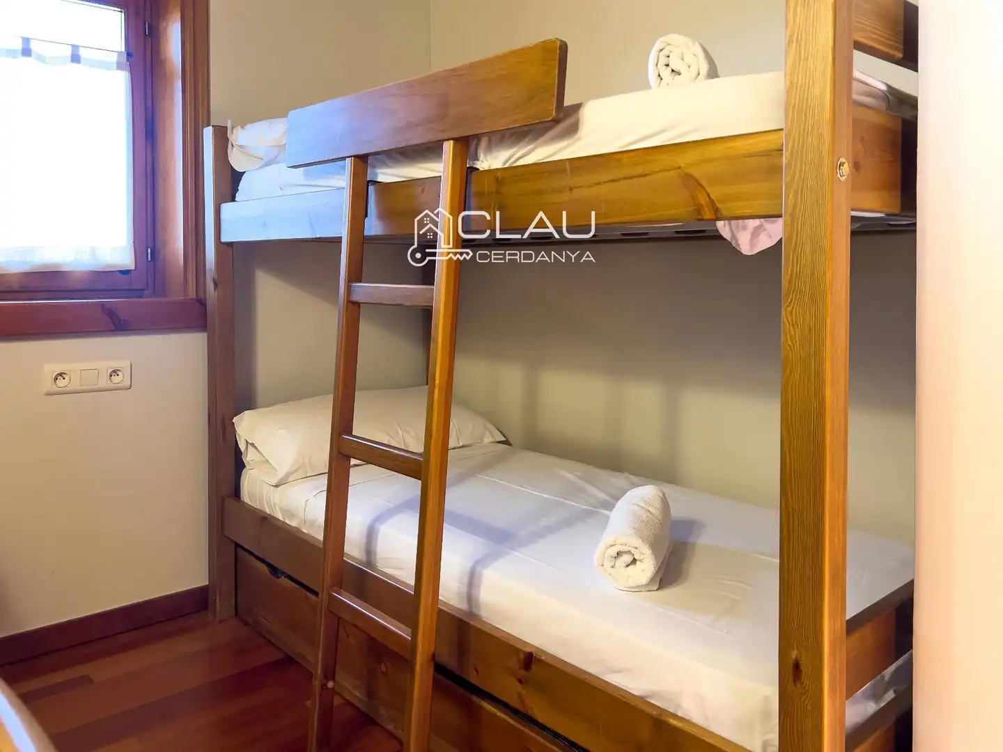 Schlafzimmer von Einfamilien-Reihenhaus zur Miete in Palau - de - Cerdagne mit Heizung, Privatgarten und Parkett