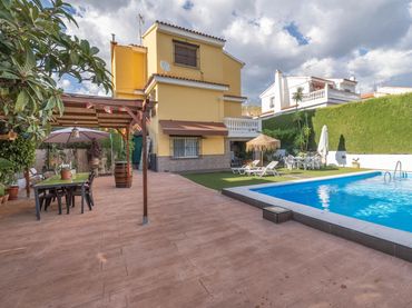 Xalet amb balcó en venda a Pinos Genil
