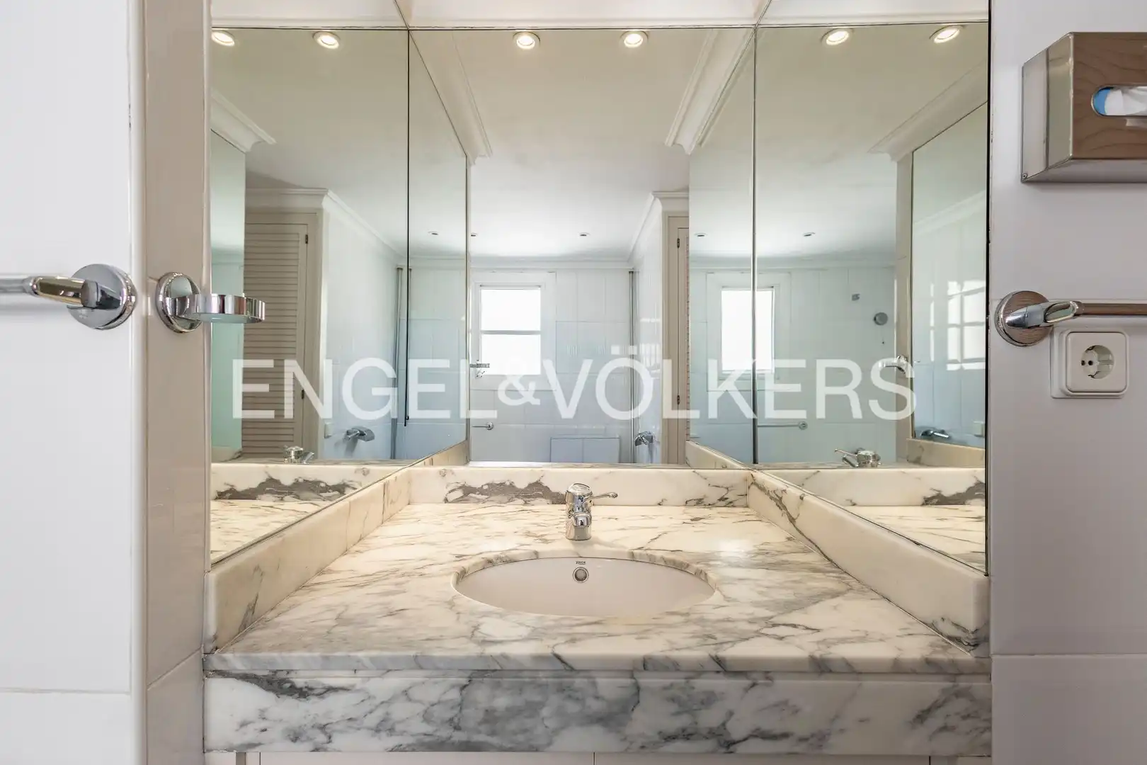 Baño de Ático de alquiler en Barcelona con Aire acondicionado, Calefacción y Parquet