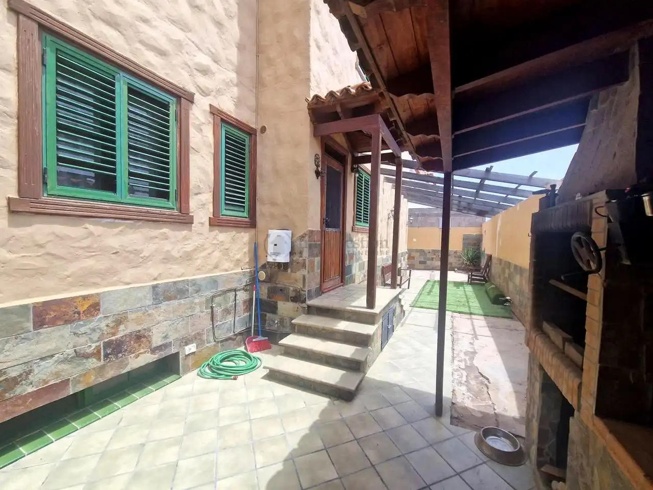 Vista exterior de Casa o xalet en venda en Arona amb Jardí privat, Terrassa i Traster