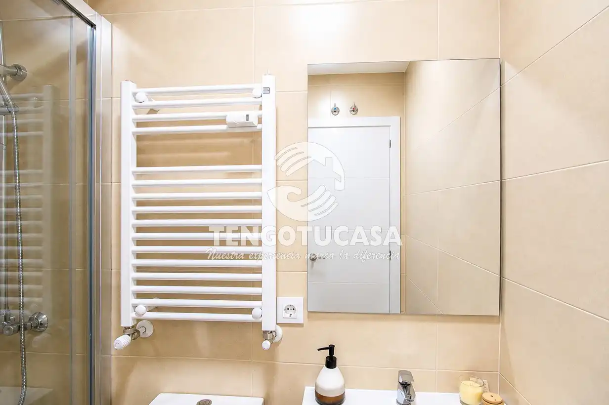 Badezimmer von Wohnung zum Verkauf in Madrid mit Klimaanlage, Möbliert und Ofen