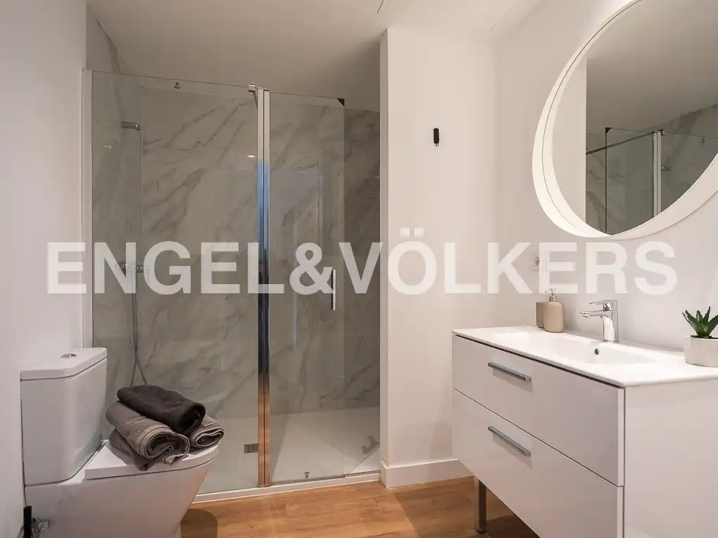 Bathroom of Flat for sale in Valencia  with Air Conditioner, Heating and Storage room