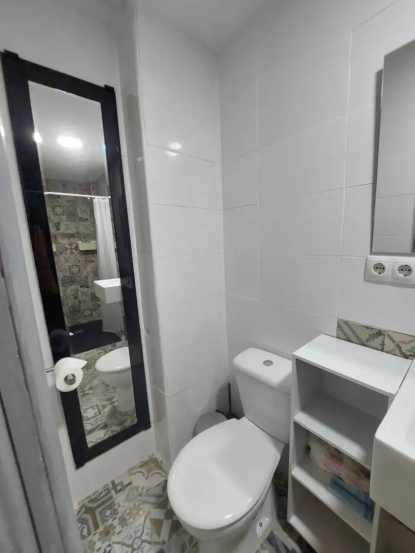 Bany de Estudi de lloguer en Benalmádena amb Terrassa, Moblat i Piscina comunitària