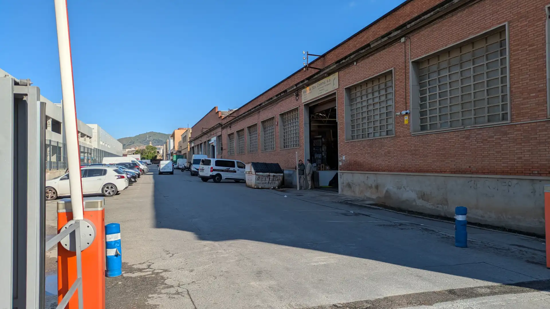 Außenansicht von Fabrikhallen zum Verkauf in Barcelona mit Alarm