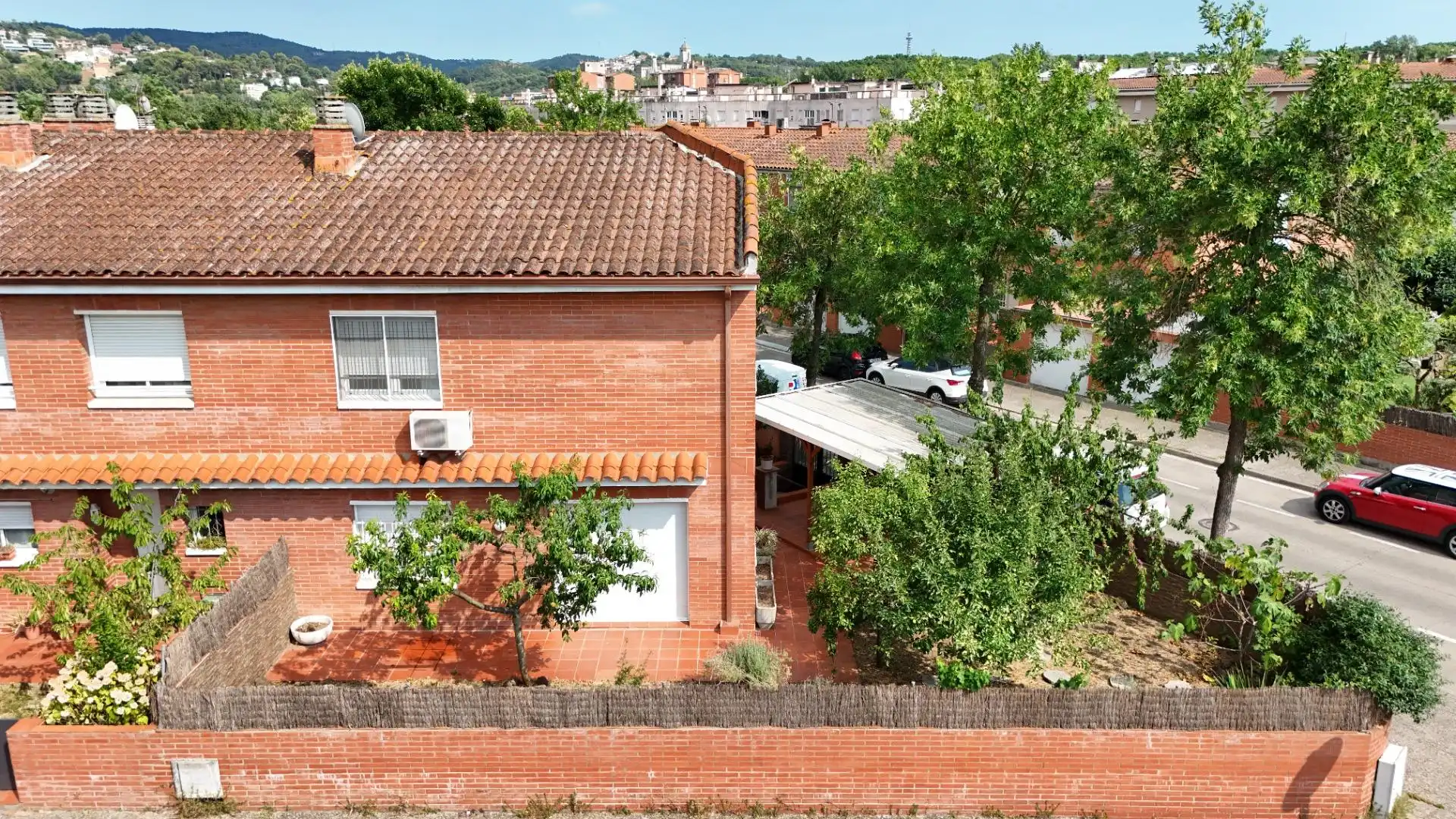 Vista exterior de Casa adosada en venda en Girona amb Calefacció i Terrassa