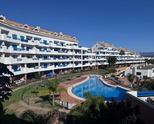 Vista exterior de Apartament en venda en Manilva amb Aire condicionat, Jardí privat i Terrassa