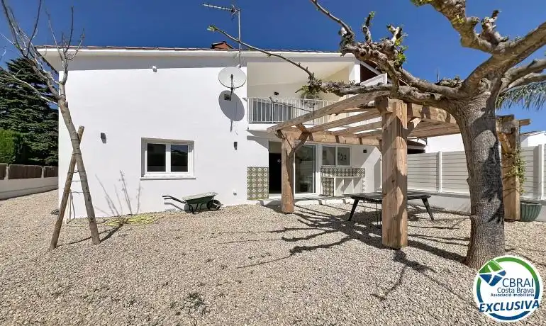 Vista exterior de Casa o xalet en venda en Empuriabrava amb Aire condicionat, Calefacció i Jardí privat