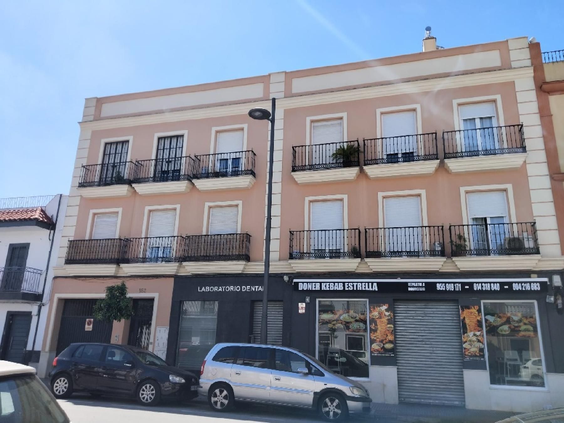 Vista exterior de Pis en venda en Dos Hermanas