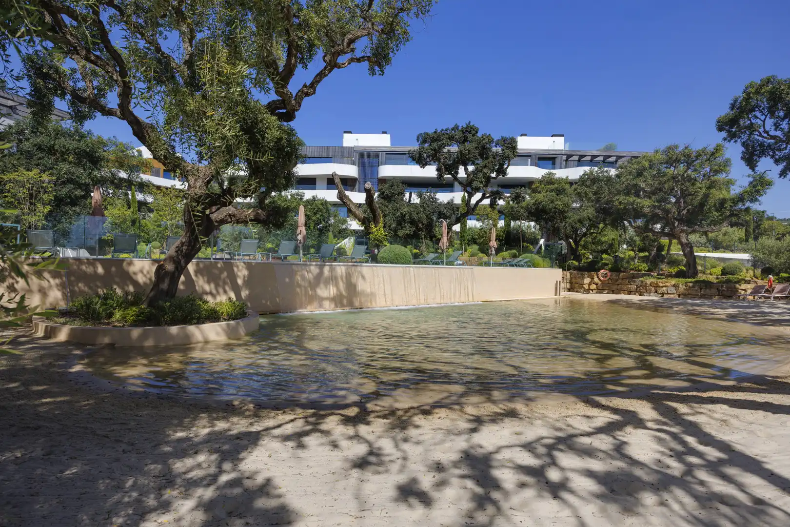 Schwimmbecken von Wohnungen zum Verkauf in Sotogrande mit Klimaanlage, Terrasse und Abstellraum