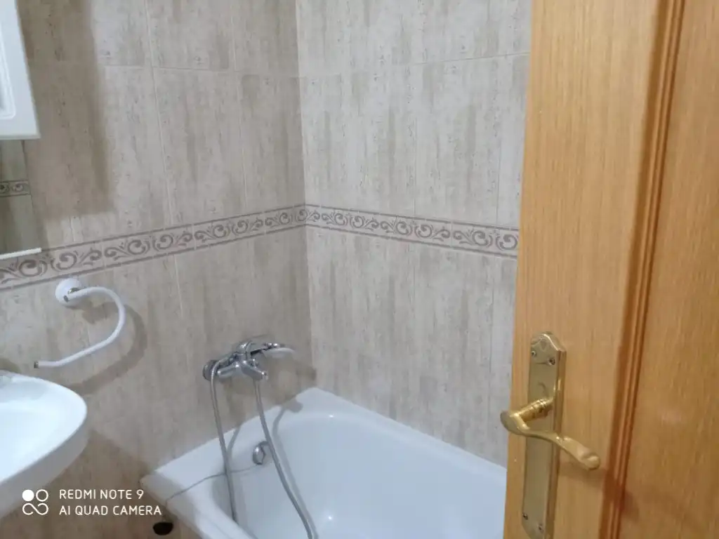 Bathroom of Flat for rent in Granada