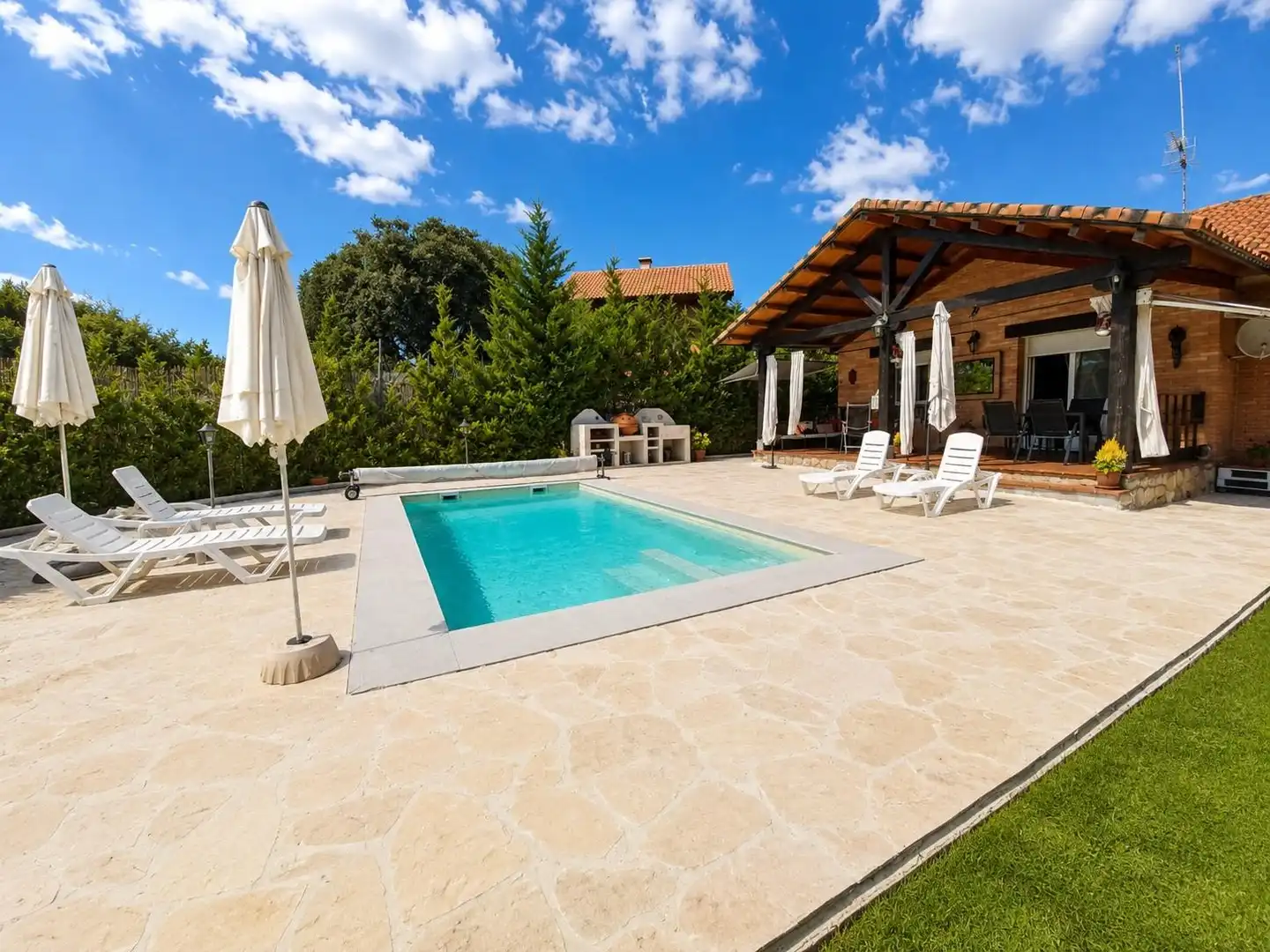 Villa avec piscine à vendre à Navalafuente