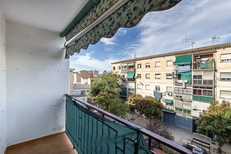 Vista exterior de Piso en venta en Granada con Terraza