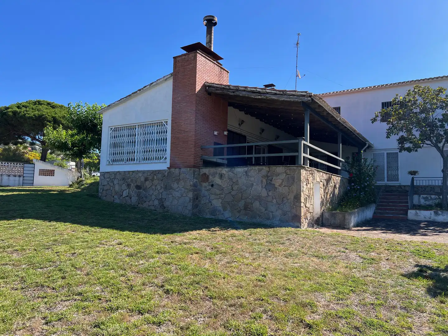 Vista exterior de Casa o xalet en venda en Mataró amb Aire condicionat, Jardí privat i Terrassa