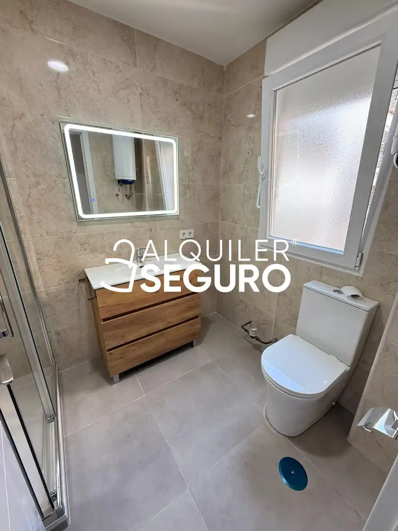 Bathroom of Flat for rent in Madrid  with Air Conditioner and Terrace