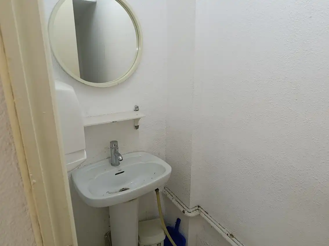 Badezimmer von Büro zur Miete in Barcelona mit Klimaanlage und Heizung
