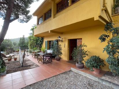 Vista exterior de Casa o xalet en venda en Alella amb Aire condicionat, Terrassa i Piscina