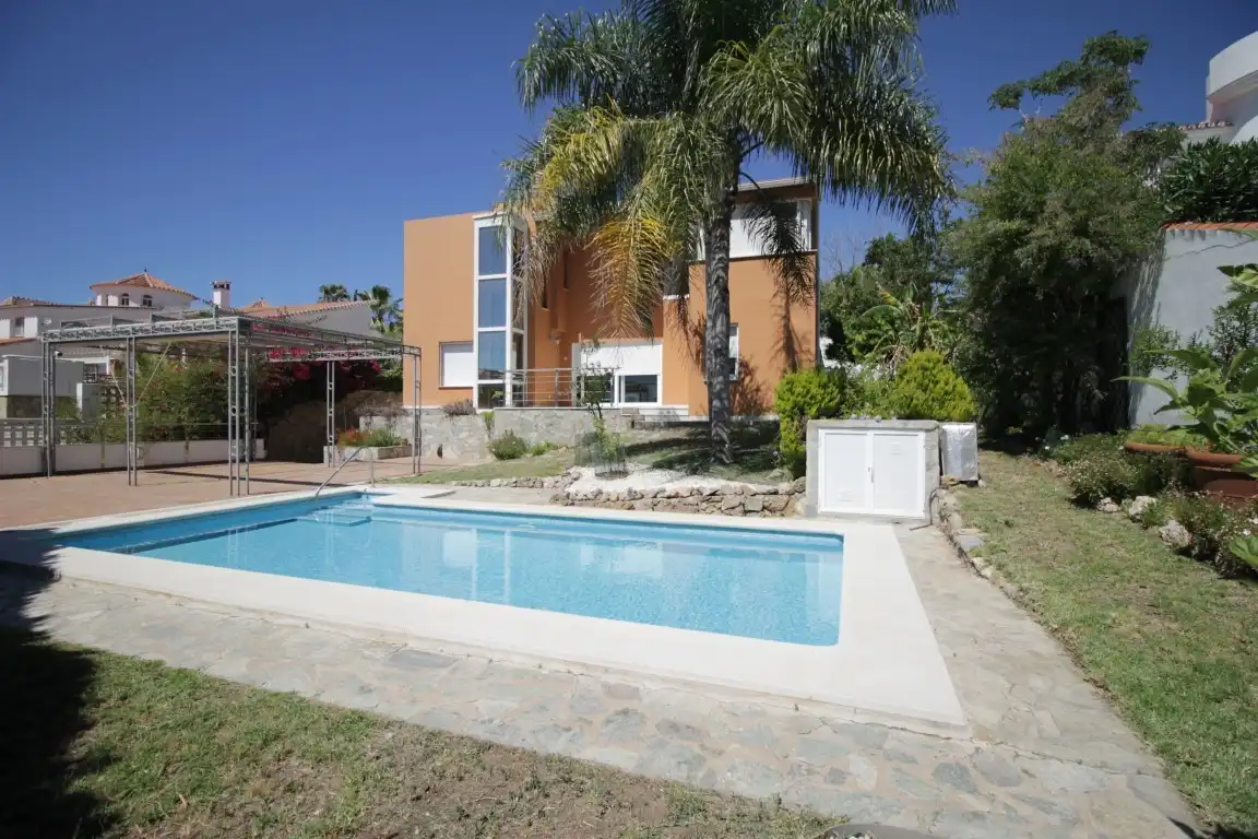 Piscina de Casa o xalet en venda en Vélez-Málaga amb Aire condicionat, Calefacció i Jardí privat