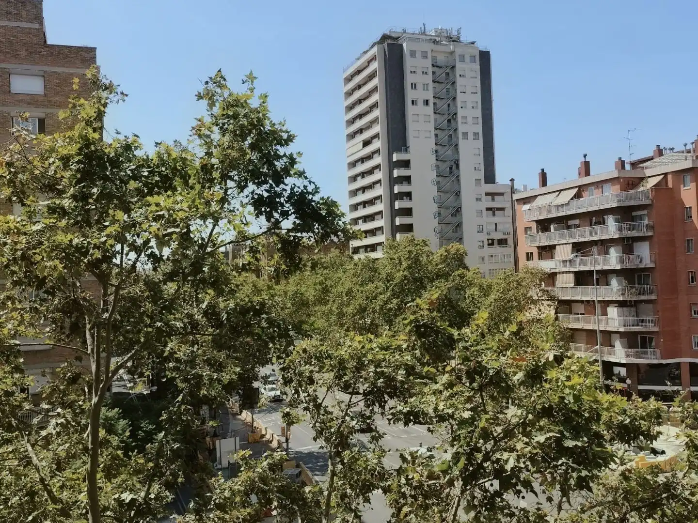 Außenansicht von Wohnung zum Verkauf in  Barcelona Capital mit Klimaanlage und Balkon
