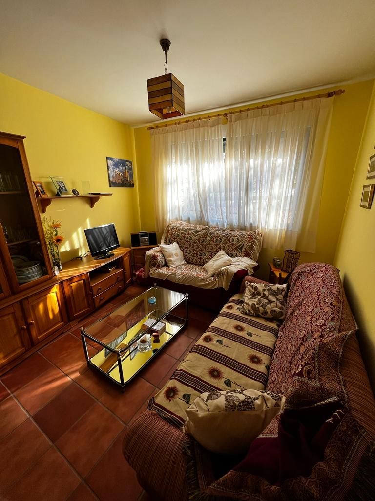 Sala d'estar de Casa adosada en venda en Valseca amb Calefacció, Parquet i Traster
